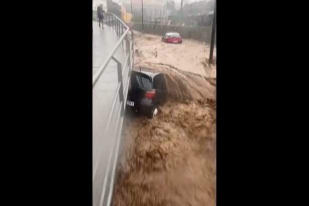 video tata pleaca masina spania lovita din nou de inundatii zeci de oameni salvati si autoturisme luate de apa autoritatile in alerta 67c8418734211
