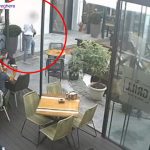 video un barbat care a amenintat cu pistolul un client intr un restaurant din bucuresti a fost retinut incidentul surprins in imagini 67e3e2fe03e66