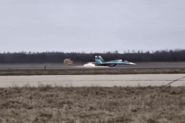 video un bombardier rusesc su 34 aterizeaza pe burta dupa ce trenul de aterizare nu s a deschis 67dfd9ca9c5b7