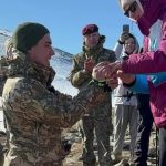 video un soldat ucrainean care si a pierdut picioarele in razboi si a cerut cerut iubita in casatorie la poalele muntelui hovarla 67e1d04a18e19
