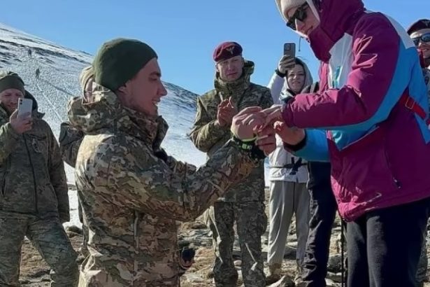 video un soldat ucrainean care si a pierdut picioarele in razboi si a cerut cerut iubita in casatorie la poalele muntelui hovarla 67e1d04a18e19