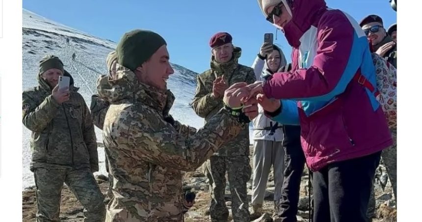 video un soldat ucrainean care si a pierdut picioarele in razboi si a cerut cerut iubita in casatorie la poalele muntelui hovarla 67e1d04a18e19