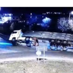 Cum s-a răsturnat TIR-ul încărcat cu porci în sensul giratoriu din Ovidiu 3 video vezi aici cum s a rasturnat in sensul giratoriu din ovidiu tir ul incarcat cu porci 67dbb526284ea