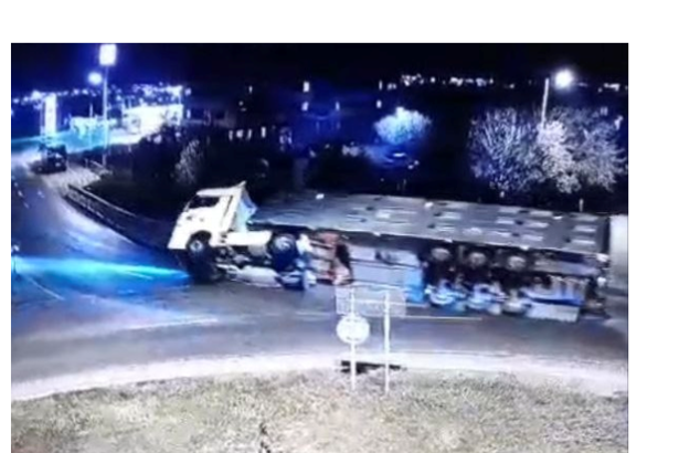 video vezi aici cum s a rasturnat in sensul giratoriu din ovidiu tir ul incarcat cu porci 67dbb526284ea