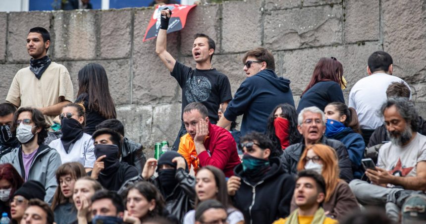 Zeci de mii de oameni s-au strâns la Istanbul pentru a protesta împotriva încarcerării primarului Ekrem Imamoglu. 1 video zeci de mii de oameni s au strans la istanbul pentru a protesta la adresa incarcerarii primarului ekrem imamoglu 67e7e2354e46a