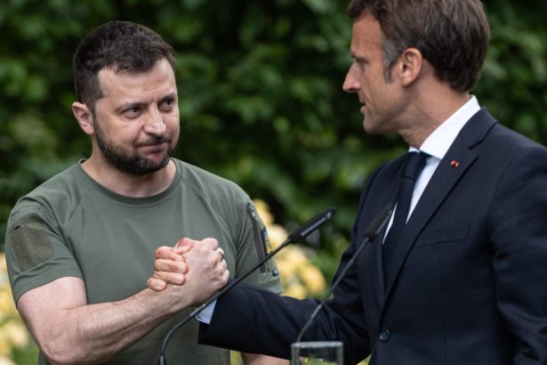 video zelenski intrerupt in timpul unui interviu de un apel de la macron ne sunam des presedintele ucrainean anunta o vizita in franta 67dc20d47e004