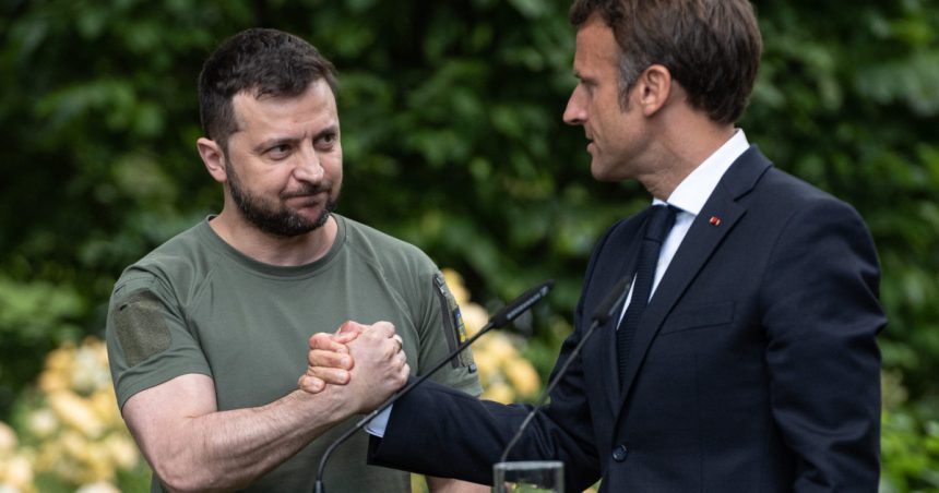 video zelenski intrerupt in timpul unui interviu de un apel de la macron ne sunam des presedintele ucrainean anunta o vizita in franta 67dc20d47e004