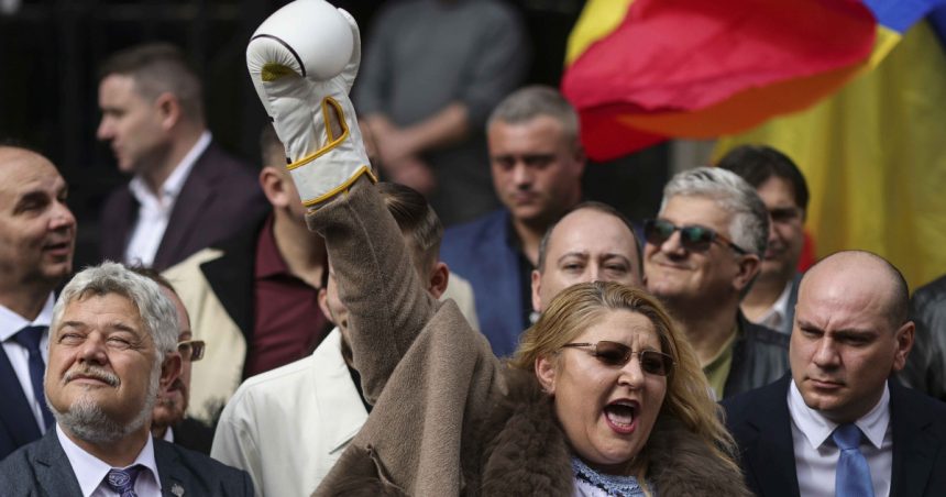 Diana Şoşoacă şi-a depus candidatura la președinție. „Dacă nu voi fi lăsată să candidez, praful și pulberea se va alege” 1 videofoto diana sosoaca si a depus candidatura la presedintie daca nu voi fi lasata sa candidez praful si pulberea se va alege 67d2df9570707