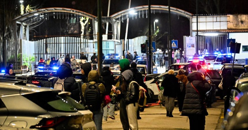 Haos în Napoli după ce orașul din sudul Italiei a fost zguduit de un cutremur: oamenii au ieșit pe străzi, mașini și case avariate. 1 videofoto haos in napoli dupa ce orasul din sudul italiei a fost zguduit de un cutremur oamenii au iesit pe strazi masini si case avariate 67d29540c8736
