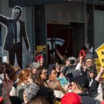 videofoto noua persoane au fost arestate dupa ce au protestat impotriva lui musk la o reprezentanta tesla din new york fara dictatori in sua 67c429dc0b4b3