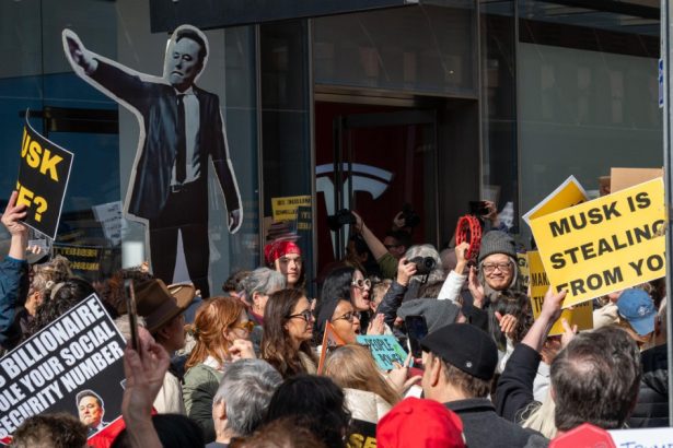 videofoto noua persoane au fost arestate dupa ce au protestat impotriva lui musk la o reprezentanta tesla din new york fara dictatori in sua 67c429dc0b4b3