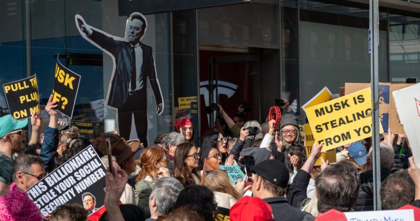 videofoto noua persoane au fost arestate dupa ce au protestat impotriva lui musk la o reprezentanta tesla din new york fara dictatori in sua 67c429dc0b4b3