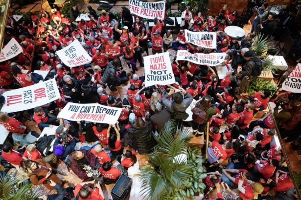 videofoto protest la trump tower in new york fata de arestarea unui student care va fi deportat din cauza activismului pro palestinian 67d348e40cfc6