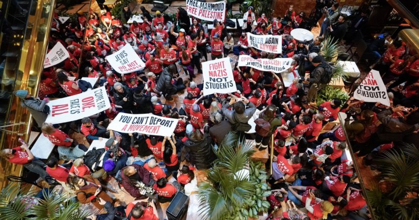 Protest la Trump Tower, în New York, împotriva arestării unui student care va fi deportat din cauza activismului pro-palestinian 1 videofoto protest la trump tower in new york fata de arestarea unui student care va fi deportat din cauza activismului pro palestinian 67d348e40cfc6