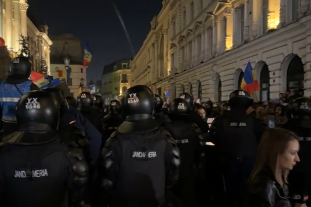 violente la sediul bec jandarm lovit cu o caramida de sustinatorii lui calin georgescu oamenii legii au folosit gaze lacrimogene 67cdfd2214564