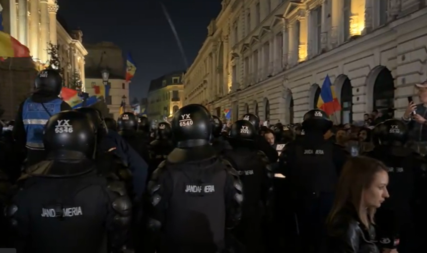 violente la sediul bec jandarm lovit cu o caramida de sustinatorii lui calin georgescu oamenii legii au folosit gaze lacrimogene 67cdfd2214564