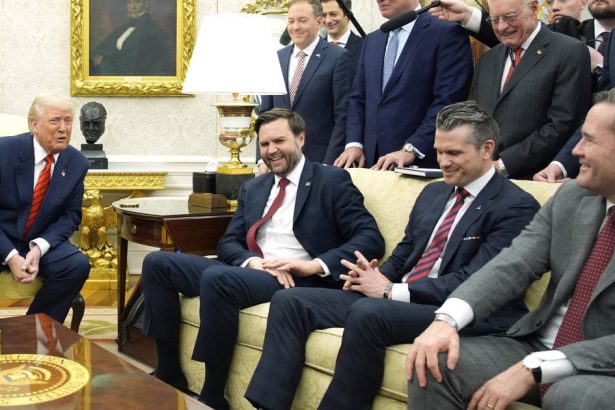 waltz e un idiot consilierul lui trump e pe faras dupa scandalul publicarii planurilor militare ale sua pe un grup de chat 67e263c7e027b