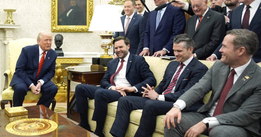 waltz e un idiot consilierul lui trump e pe faras dupa scandalul publicarii planurilor militare ale sua pe un grup de chat 67e263c7e027b