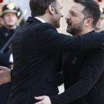 zelenski primit cu o imbratisare de macron la palatul elysee cu o zi inainte de summitul privind securitatea in ucraina 67e4491bd7b87