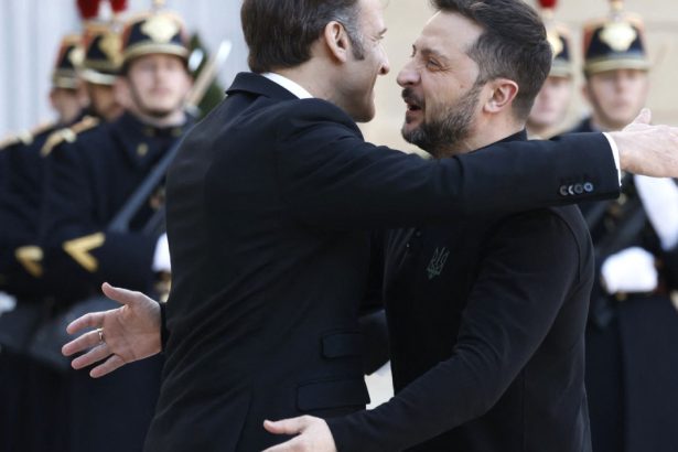 zelenski primit cu o imbratisare de macron la palatul elysee cu o zi inainte de summitul privind securitatea in ucraina 67e4491bd7b87