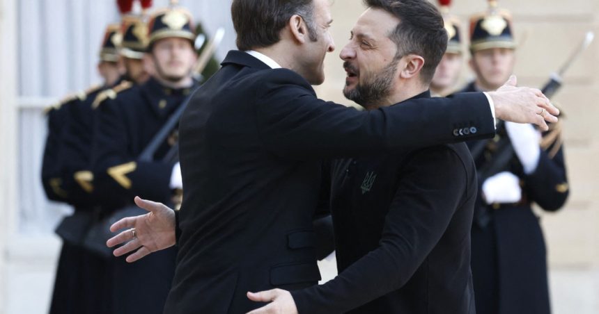 zelenski primit cu o imbratisare de macron la palatul elysee cu o zi inainte de summitul privind securitatea in ucraina 67e4491bd7b87