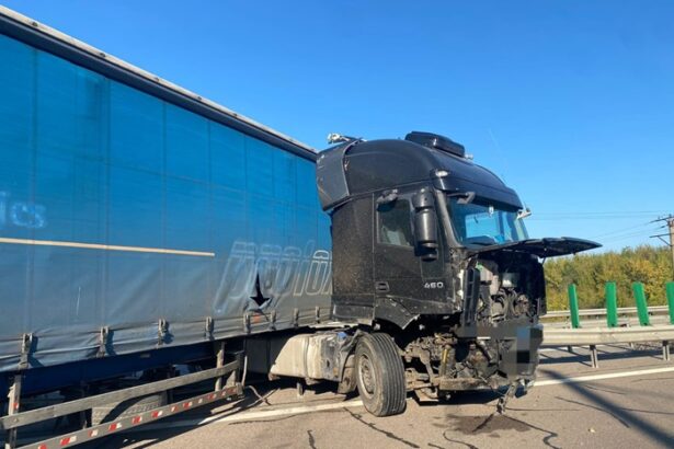 accident grav pe a2 intre doua tir uri o persoana este incarcerata 68309cf4000dc
