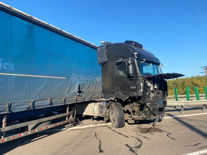 accident grav pe a2 intre doua tir uri o persoana este incarcerata 68309cf4000dc
