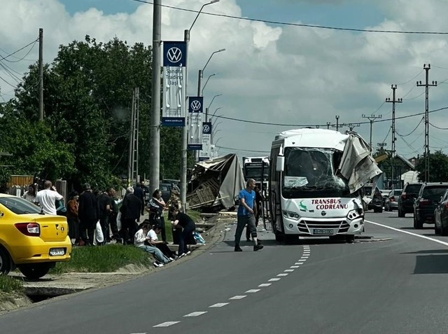 Accident între un autocamion și un autocar cu 20 de pasageri la Lețcani, activat Planul roșu de intervenție. 1 accident in care au fost implicate un autocamion si un autocar cu 20 de pasageri la letcani a fost activat planul rosu de interventie 68305d97dfce8