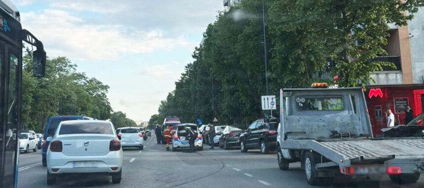accident rutier pe bulevardul alexandru lapusneanu salvatorii isu intervin cu o ambulanta si o motocicleta smurd 68236a6d6bb81
