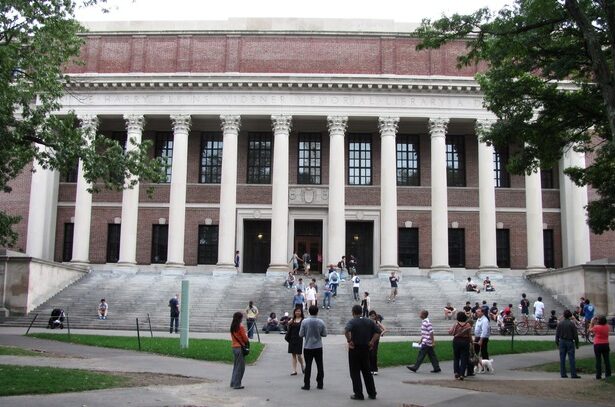 administratia trump retrage inca 450 de milioane de dolari din granturile universitatii harvard 682459637485a
