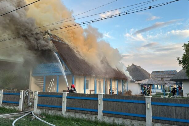 alerta in delta dunarii un incendiu a izbucnit la o pensiune din crisan 682cc807c5736