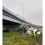 ALERTĂ pe podul de la Agigea: O betonieră a căzut în gol. Intervin mai multe autospeciale și un elicopter SMURD 3 alerta pe podul de la agigea o betoniera a cazut in gol intervin mai multe autospeciale si elicoperul smurd 68274d5fe5855