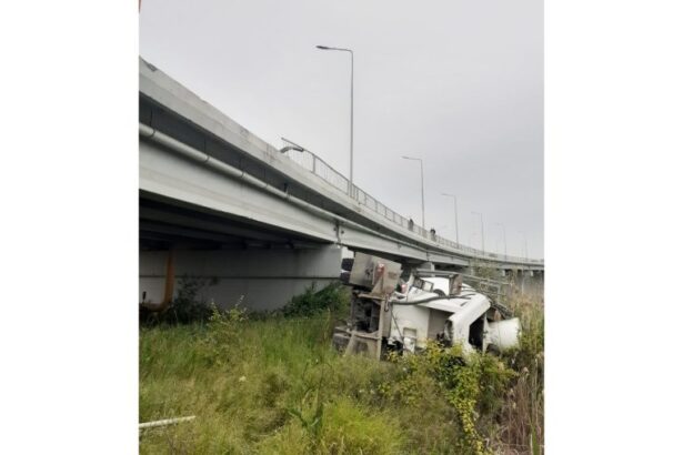 alerta pe podul de la agigea o betoniera a cazut in gol intervin mai multe autospeciale si elicoperul smurd 68274d5fe5855