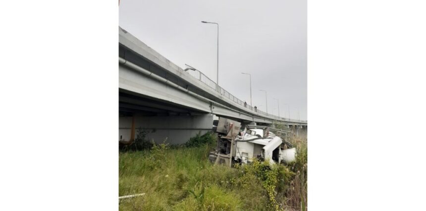 alerta pe podul de la agigea o betoniera a cazut in gol intervin mai multe autospeciale si elicoperul smurd 68274d5fe5855