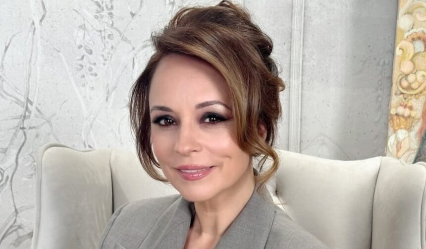 Andreea Marin a căzut în direct la TV. Reacția fostei prezentatoare de la „Surprize, surprize”: „Îmi tremurau picioarele” 1 andreea marin a cazut in direct la tv cum a reactionat fosta prezentatoare de la surprize surprize imi tremurau picioarele 6821e9a780cb1