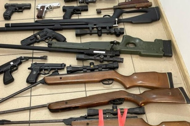 arsenalul descoperit de politisti in urma a 37 de perchezitii in judetul brasov zeci de arme munitie si articole pirotehnice 6835e14eafda2