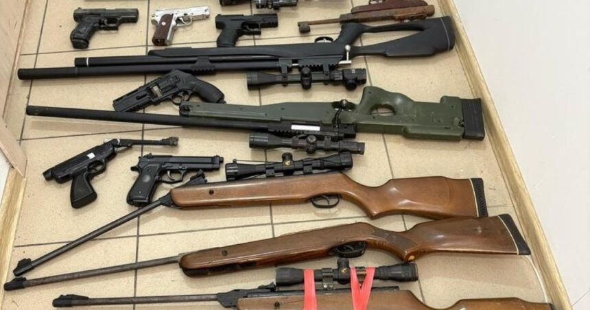 Arsenal descoperit de polițiști în urma a 37 de percheziții în județul Brașov: zeci de arme, muniție și articole pirotehnice 1 arsenalul descoperit de politisti in urma a 37 de perchezitii in judetul brasov zeci de arme munitie si articole pirotehnice 6835e14eafda2