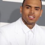 cantaretul chris brown a fost arestat si pus sub acuzare pentru agresiune si vatamare corporala in regatul unit 682ad416549ca