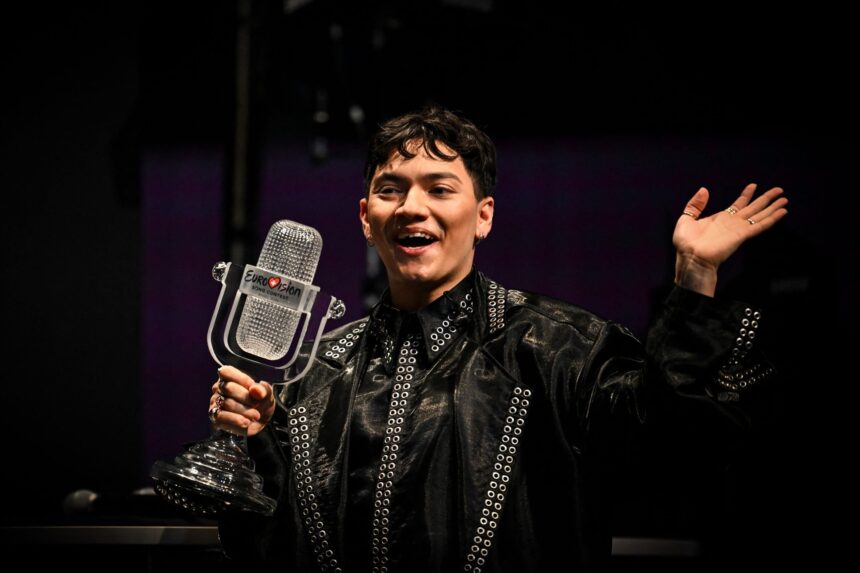 Cine este Johannes Pietsch, artistul câștigător al Eurovision 2025, care a crescut în Dubai și al cărui părinte a fost bucătăreasă. 1 cine este johannes pietsch artistul care a castigat eurovision 2025 a copilarit in dubai iar mama lui a fost bucatareasa 6829d69166be5