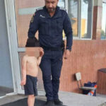 copil de 4 ani gasit dezbracat pe strada de politisti dupa ce a cazut de la etajul 1 era dezorientat si nu stia sa ajunga acasa 683a0e0fdd408