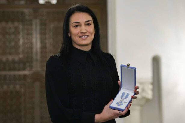 cristina neagu in negru din cap pana in picioare cand a fost decorata de ilie bolojan cat costa geanta pe care a asortat o la rochia eleganta 682306d11a178