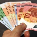 Dobânzile pe termen lung ale statului revin la niveluri anterioare alegerilor, cu scăderi semnificative la titlurile pe termen scurt. Leul se apără față de euro. 2 dobanzile statului pe termen lung revin la niveluri anterioare alegerilor cu scaderi mai ample la titlurile pe termen scurt leul se intareste fata de euro 682adf793ad76