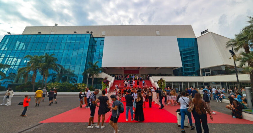 festivalul de la cannes isi arata sprijinul pentru ucraina prin proiectia a trei filme in prima zi a evenimentului 68244743ab545