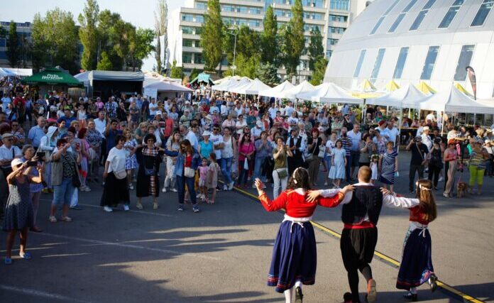 festivalul traditiilor si gastronomiei pescaresti are loc intre 30 mai si 1 iunie la pavilionul expozitional artisti de marca vor fi prezenti la eenimentul organizat de cjc si centrul cultural judet 68263098b8be6