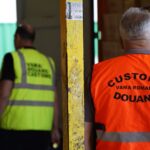 Fostul vameș care a sustras și înghițit un document în timpul unui flagrant al procurorilor care investigau fapte de corupție solicită liberarea din arest. 2 fostul vames care a sustras si inghitit un document in timpul unui flagrant al procurorilor care documentau fapte de coruptie incearca sa scape de arest 6823d3ae25059