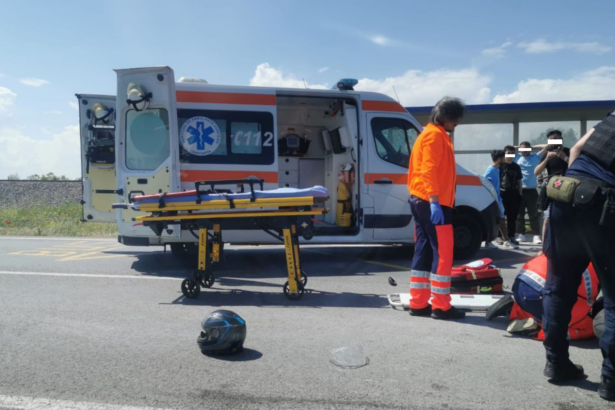 foto accident rutier grav in zona midia un autoturism si o motocicleta s au ciocnit 682f1333ded47