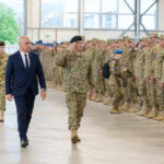 Ilie Bolojan, în vizită la Misiunea UE în Bosnia şi Herţegovina, discută despre rolul militarilor români în sprijinirea securității. 2 foto ilie bolojan in vizita la misiunea ue in bosnia si hertegovina el a vorbit despre rolul militarilor romani in sprijinirea securitatii 68284fddd5c13