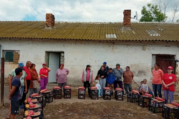 foto in ziua inaltarii domnului asociatia suflete deschise a oferit daruri persoanelor aflate in nevoie si a lansat un indemn pentru toti crestinii 6838749c1881c