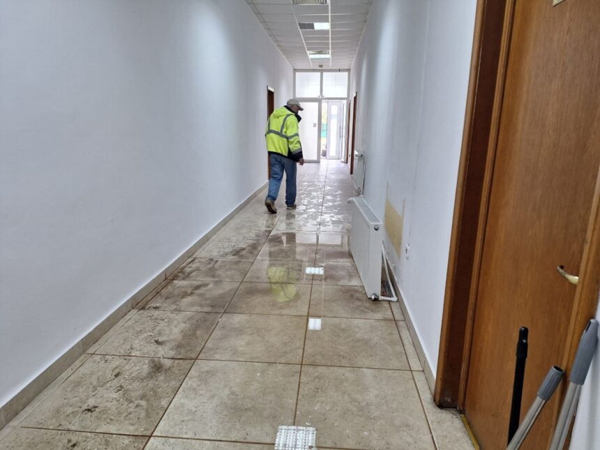 foto incident bizar la sectia 211 din mamaia o alegatoare nemultumita a daramat un calorifer din cladire 6829834f4a987