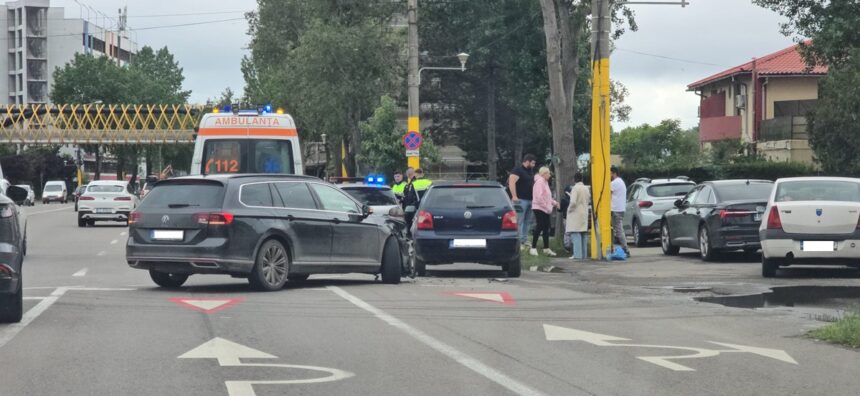Accident la sensul giratoriu de la Cazino Mamaia, implicând o mașină înmatriculată în străinătate. 1 foto video accident la sensul giratoriu de la cazino mamaia este implicata si o masina inmatriculata in strainatate 683467376df4f